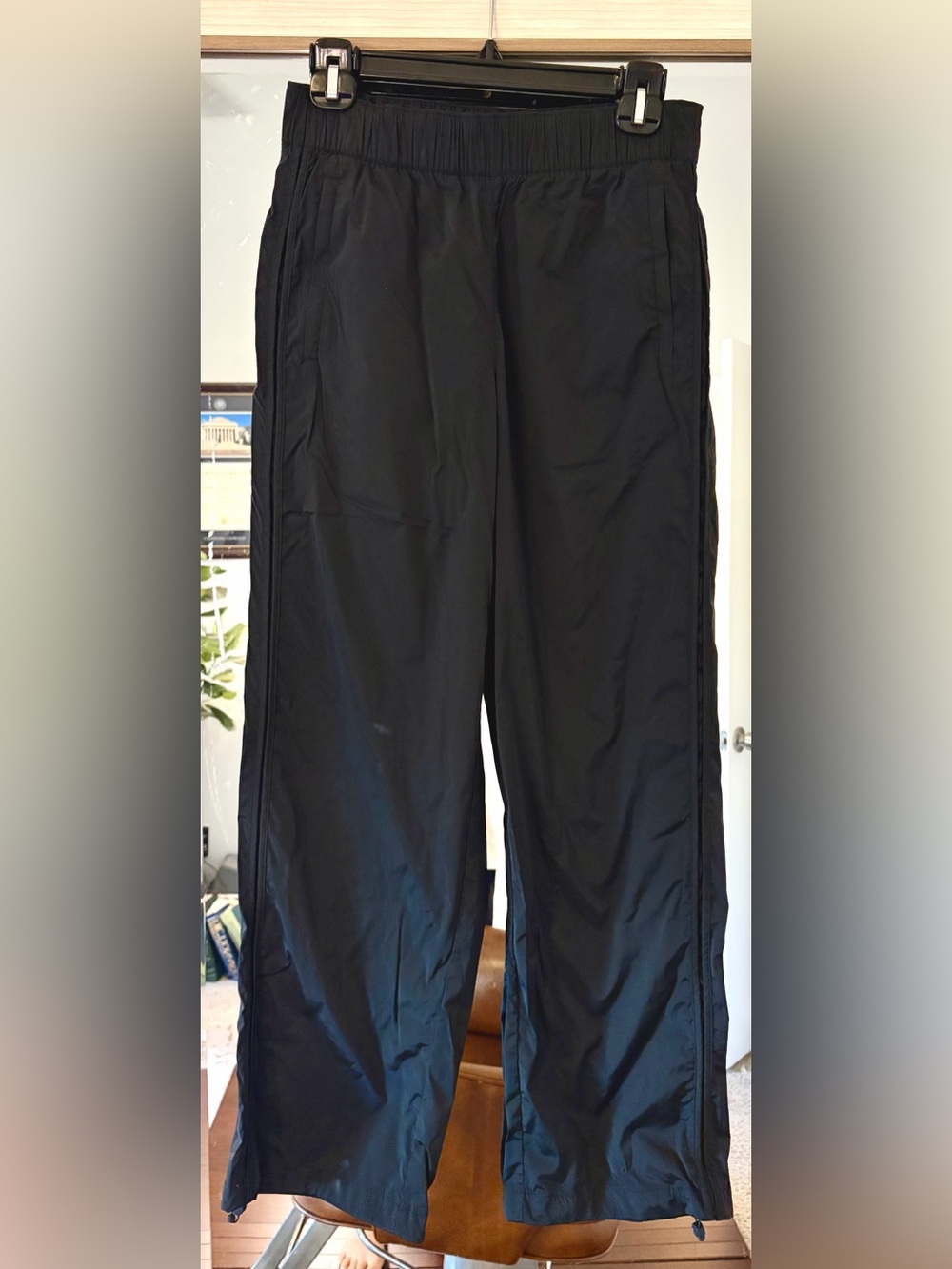 Athleta On The Move Mid Rise Track Pant Black size XS Extra Small Straight Leg